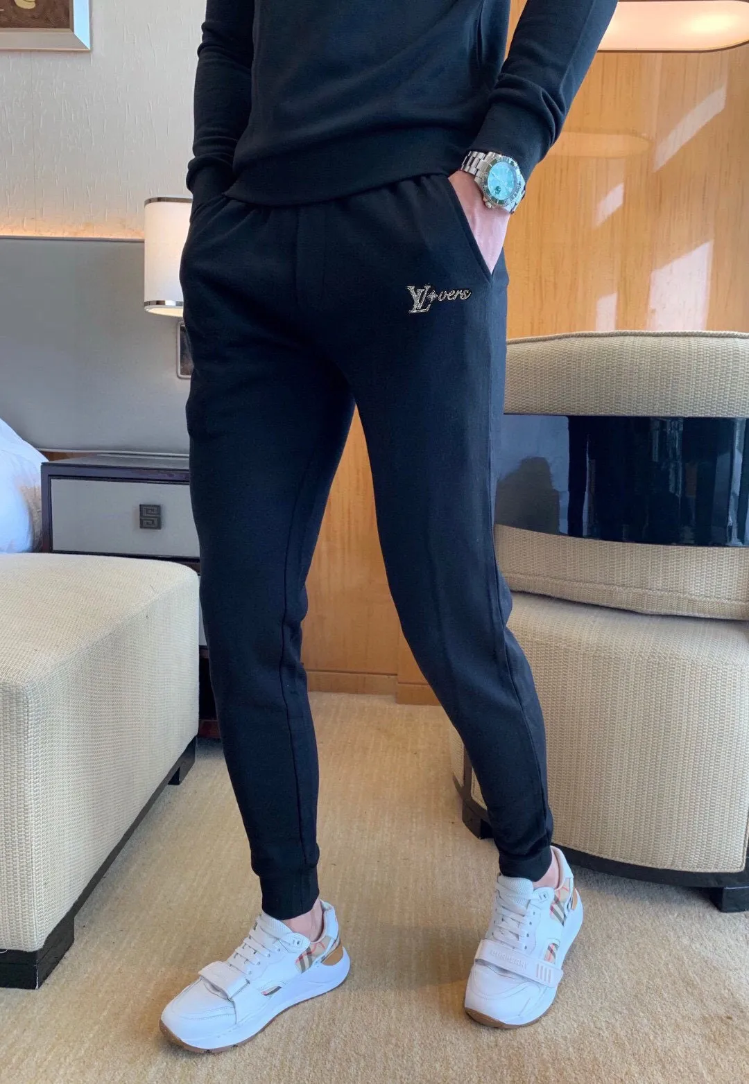 🅿️380 [LV Louis Vuitton] (Fat Man Gospel) hot-selling suit is coming. Focus on the original version of the official website. 2025 new hot-selling sweatshirt suit. The original order is hard to buy🇭🇰. It is the meticulous work of top designers for a fitting and perfect upper body effect. All-natural high-quality Roman cotton 100%, close-fitting comfort, noble and elegant! Original hardware embodies elegance and nobility! Counter size: M-5XL (maximum wear up to 220 pounds)